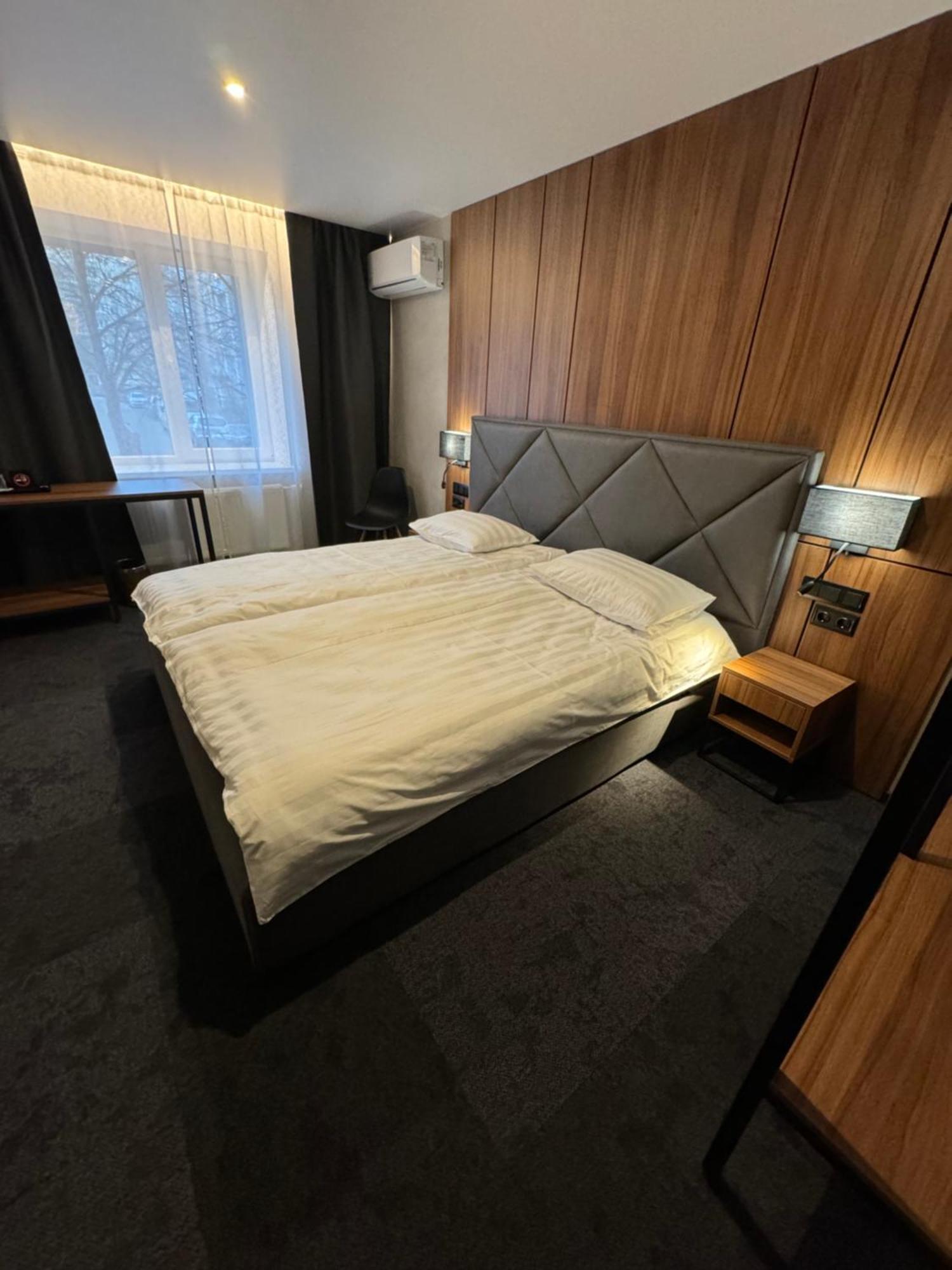 Alir Hotel Житомир Екстериор снимка