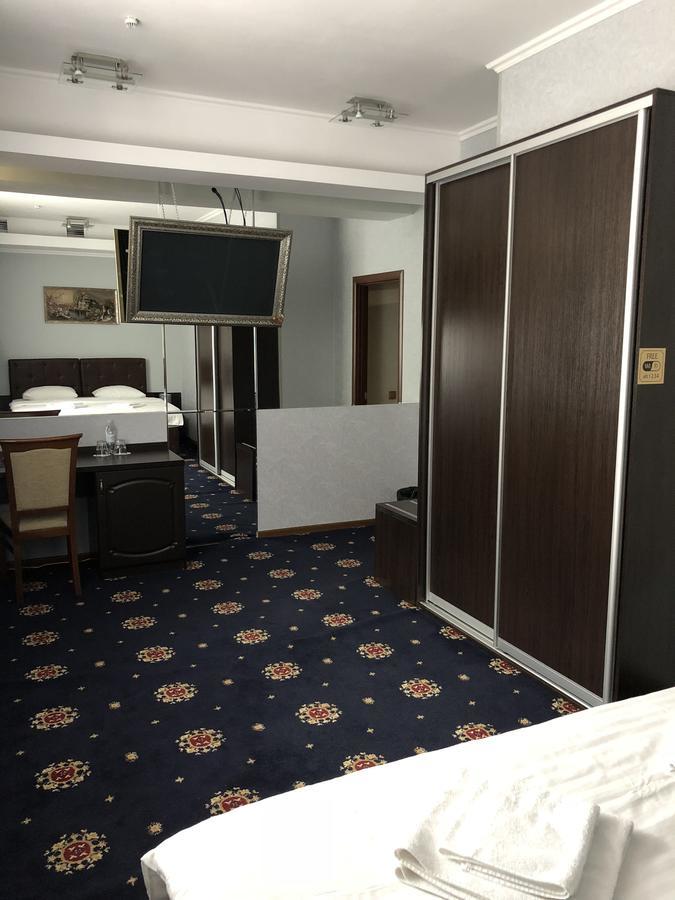 Alir Hotel Житомир Екстериор снимка